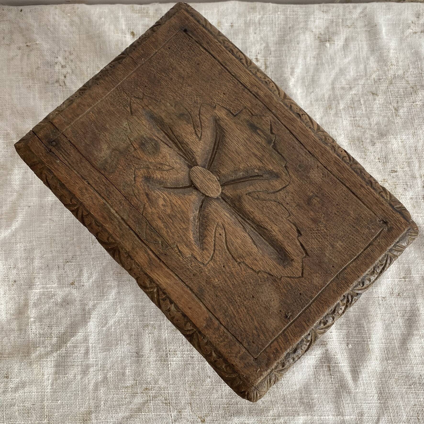 Ancien tabouret bas en bois tourné et gravé