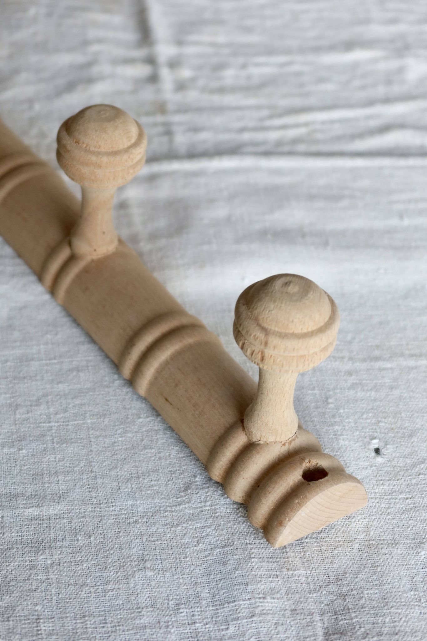 Porte manteau mural vintage en bois brut – Style Art Déco