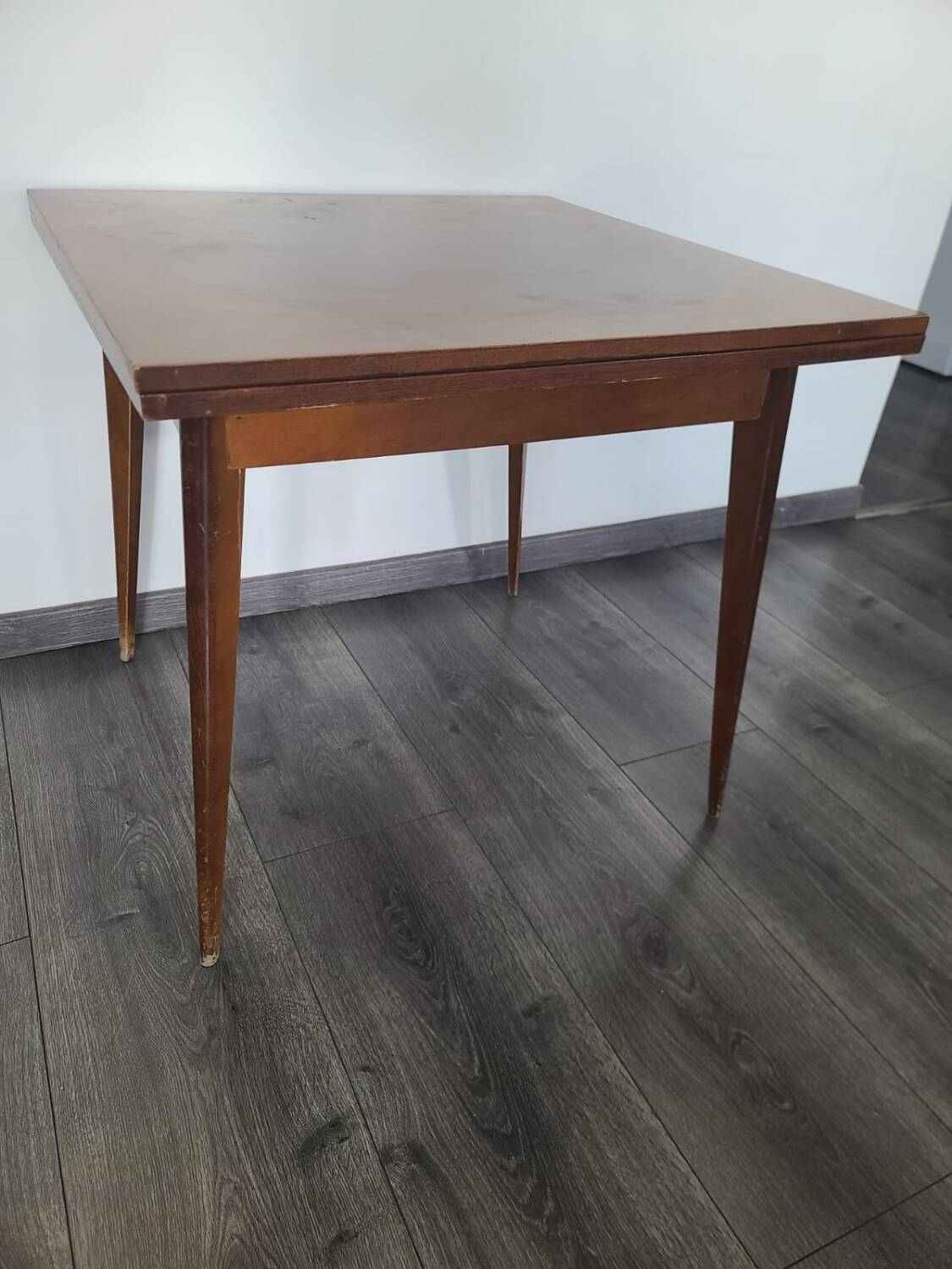 Vintage vitrified portfolio table