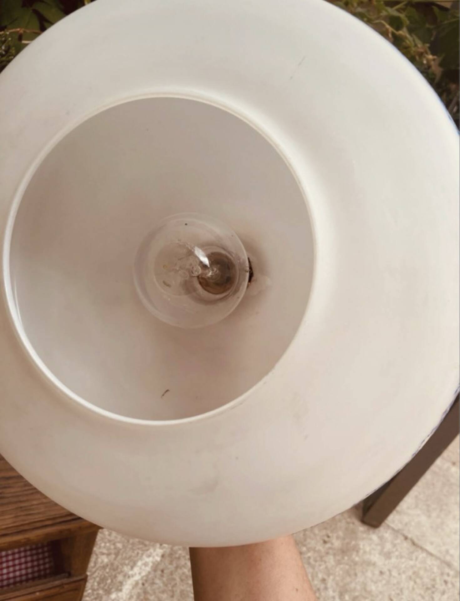 Suspension in opaline milk glass