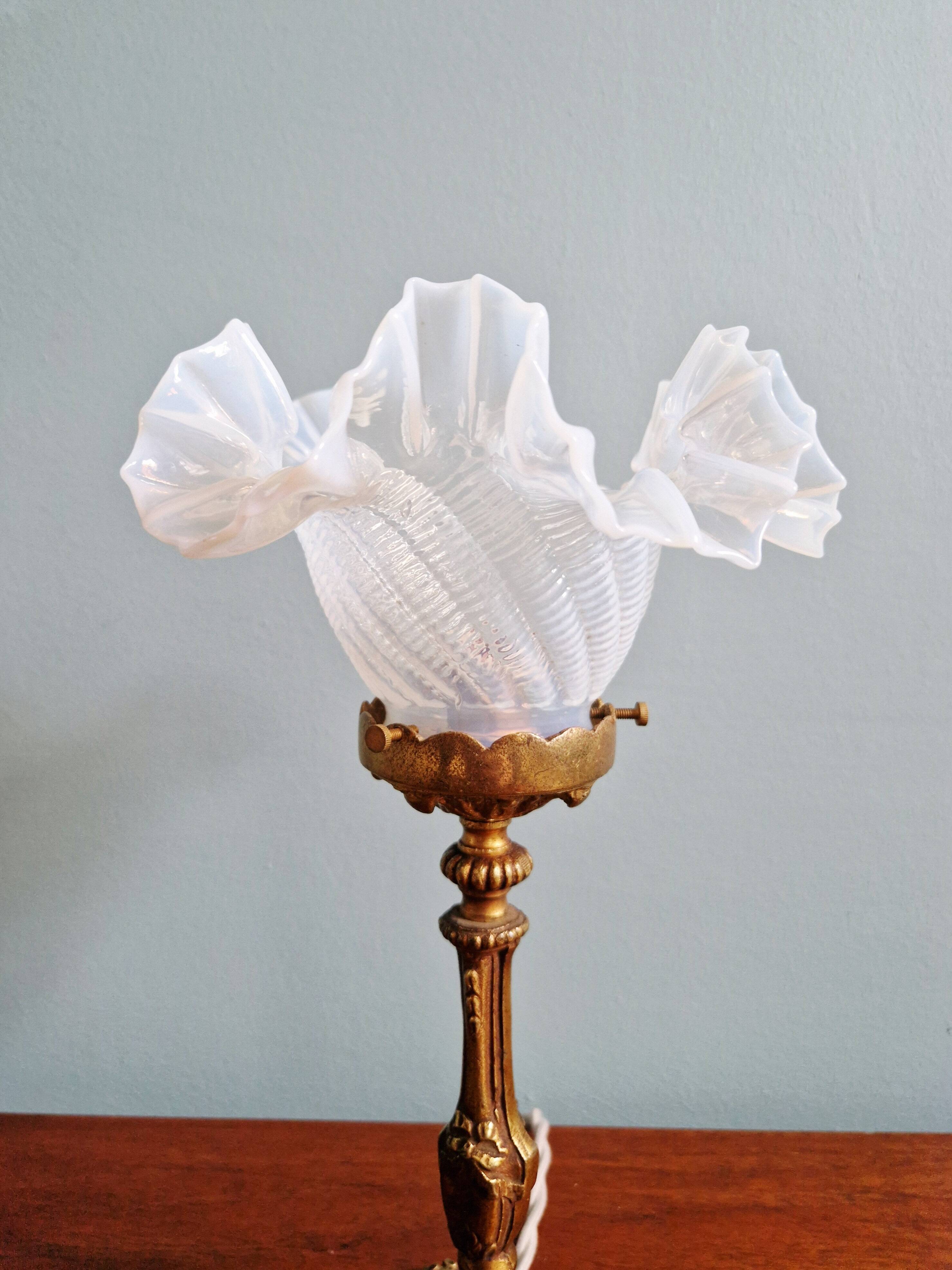 Table lamp in gilded bronze with opalescent glass shade, early 20th century.