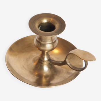 Low candle holder with cup and finger handle