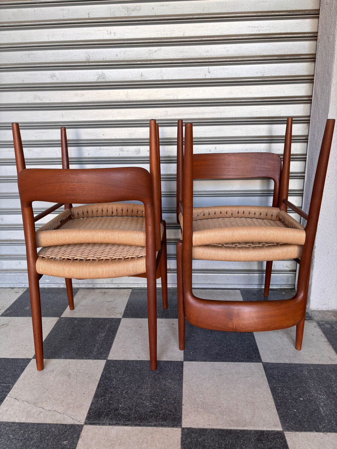 Série de 8 chaises Møller 75