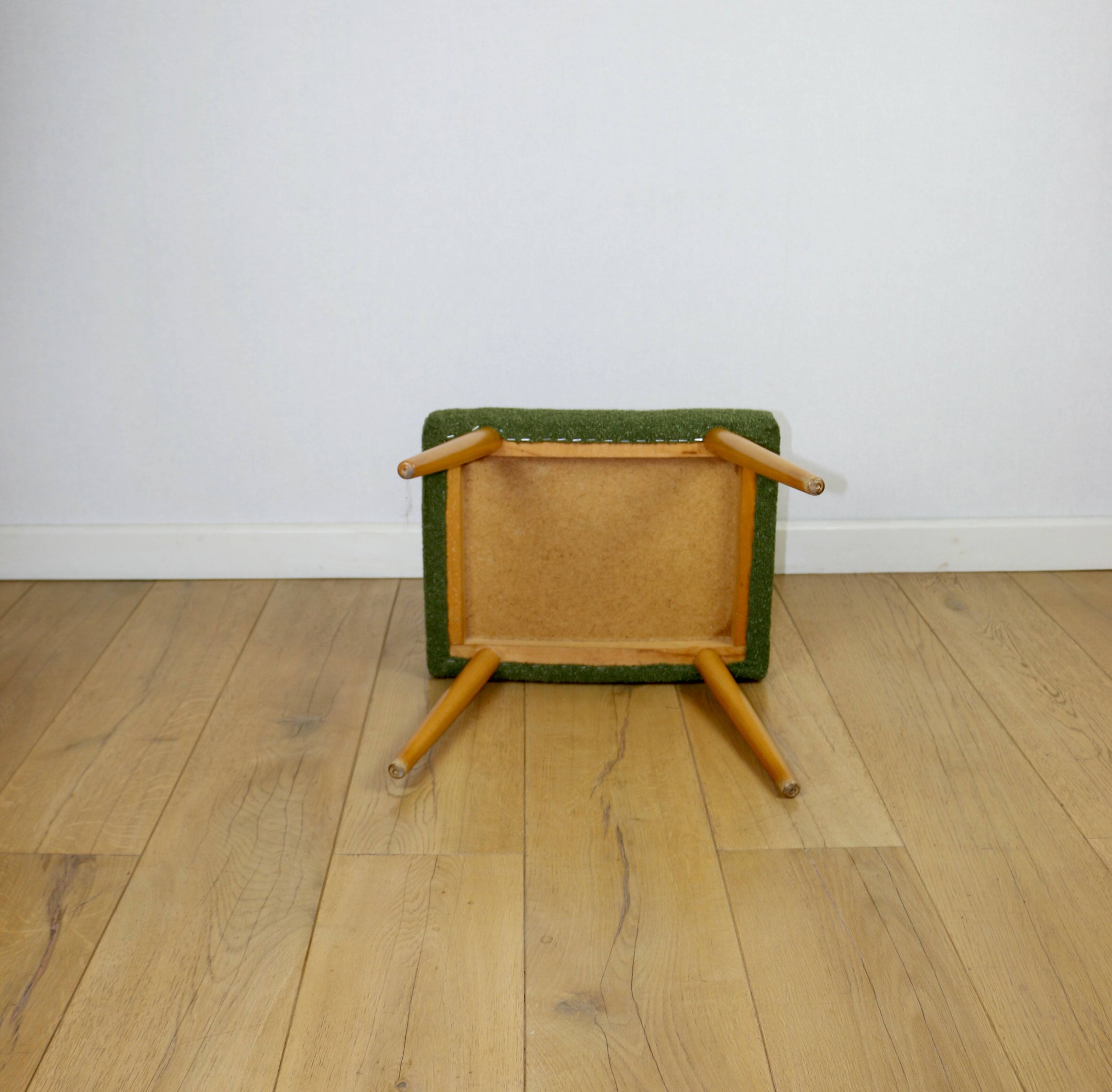 Tabouret à assise en boucle large vert-olive - pieds ronds en hêtre