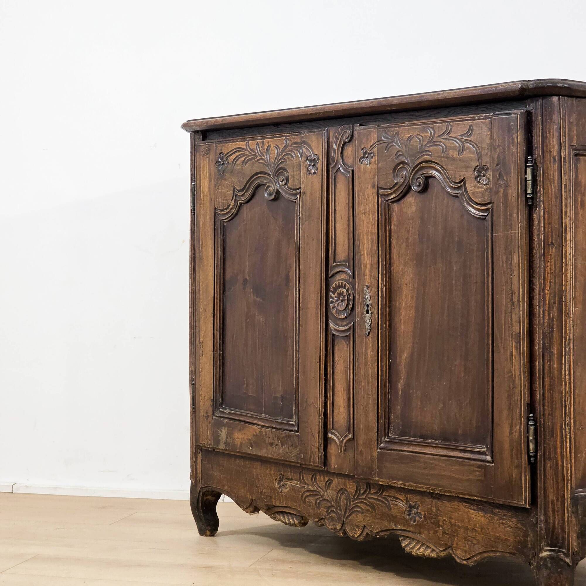 Buffet en chêne massif sculpté Louis XV - début XIXᵉ siècle