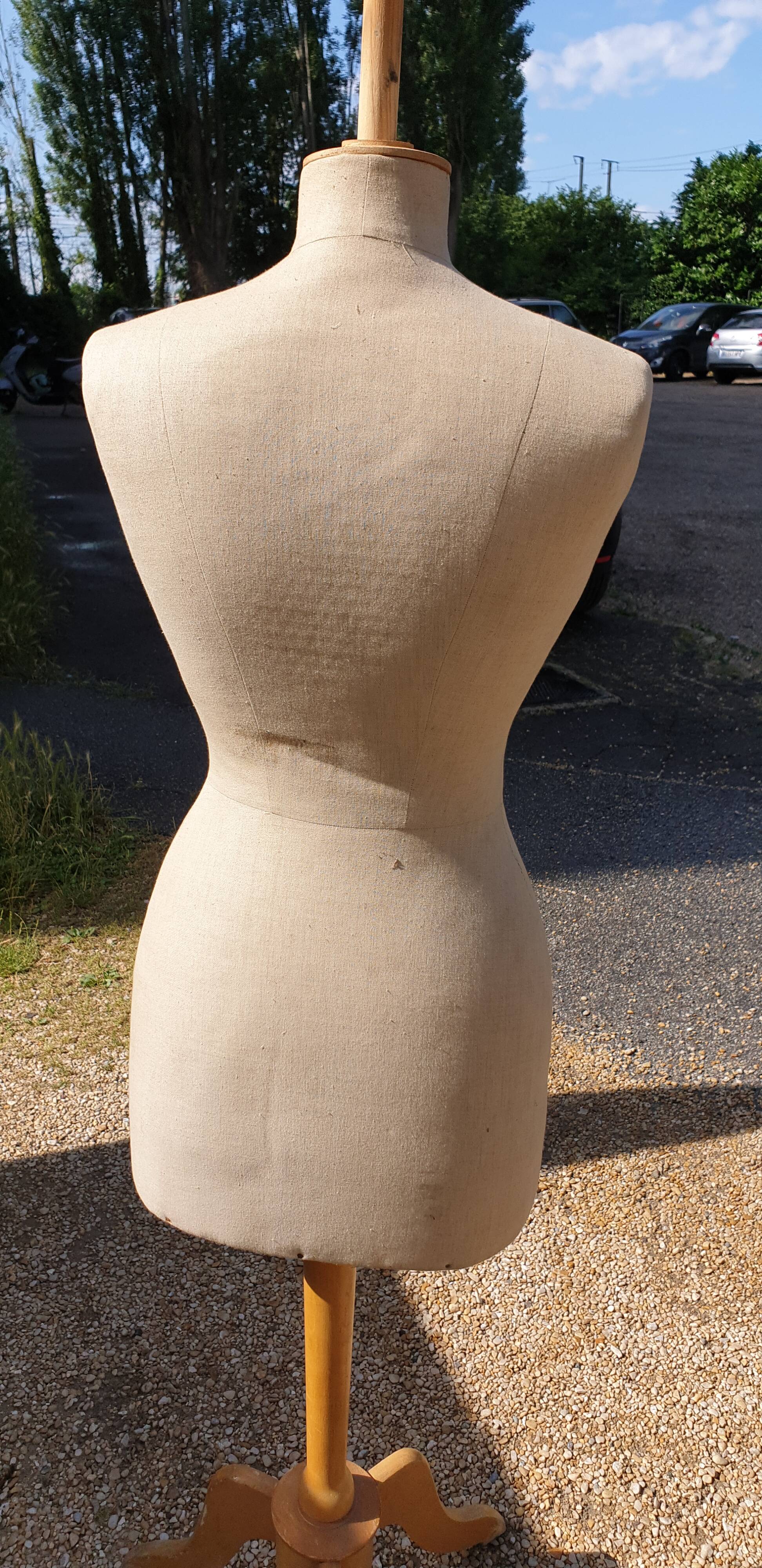 Stitching bust on foot half XXth