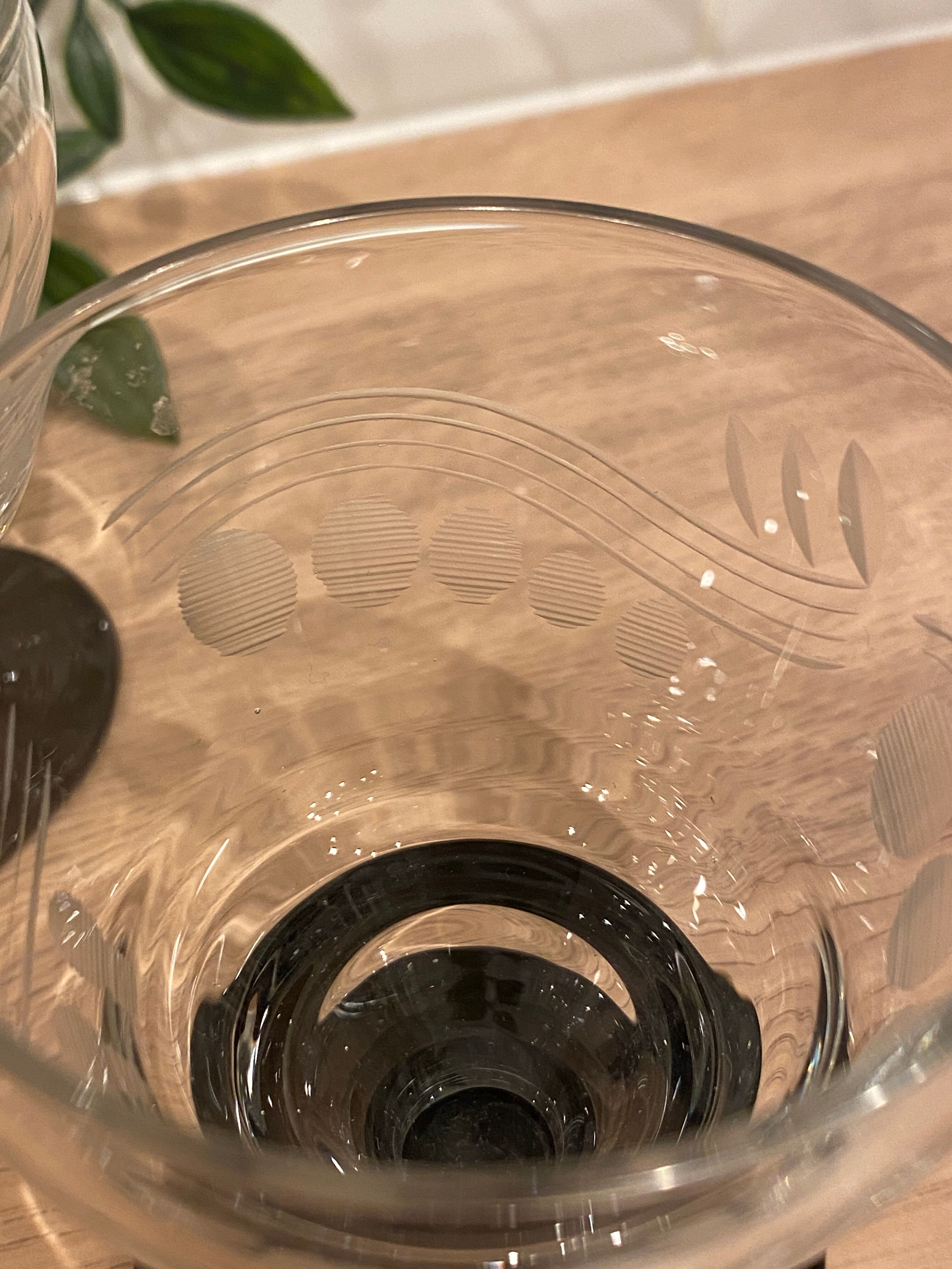 Set of 8 retro wine glasses in engraved glass