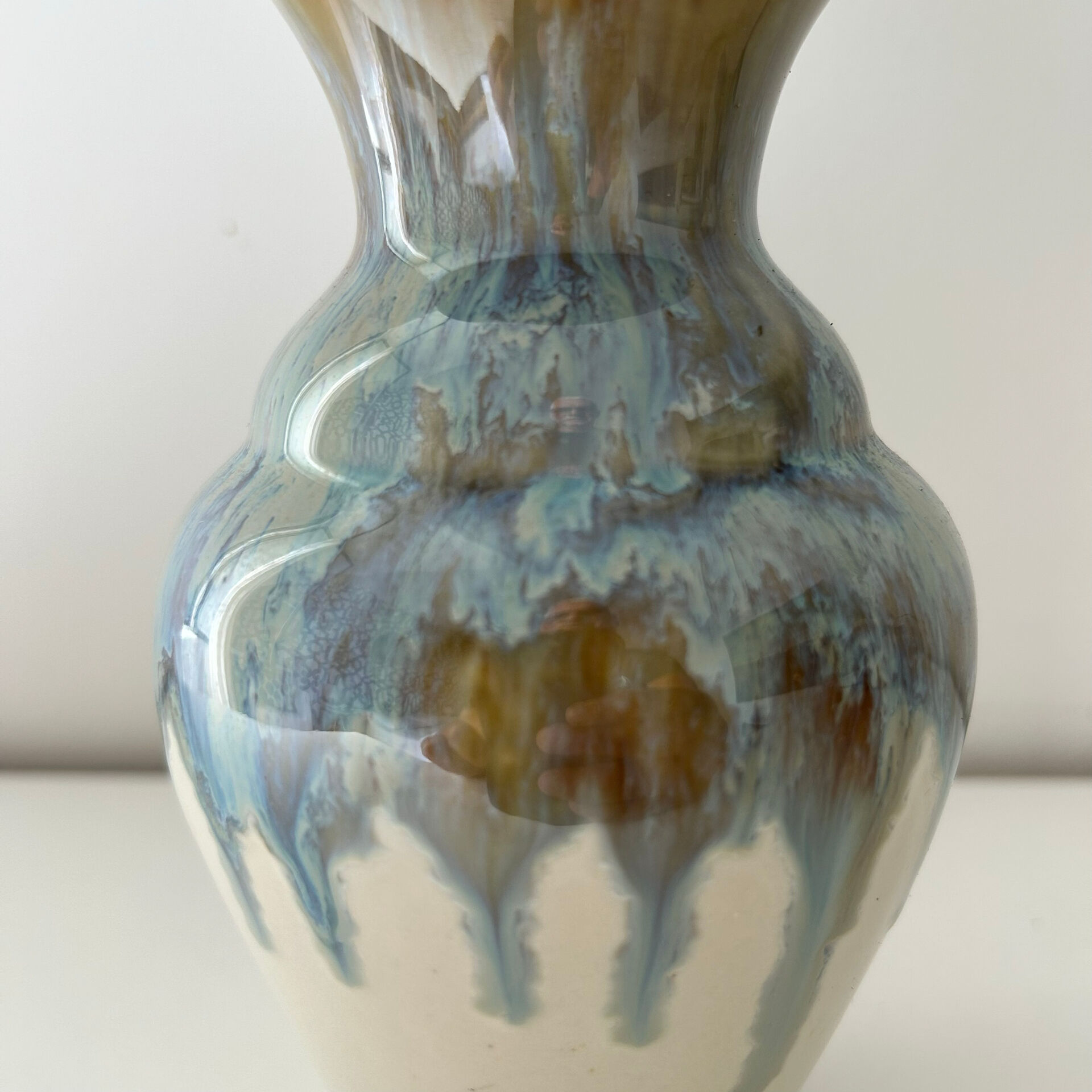 Vase aux coulures bleutées 