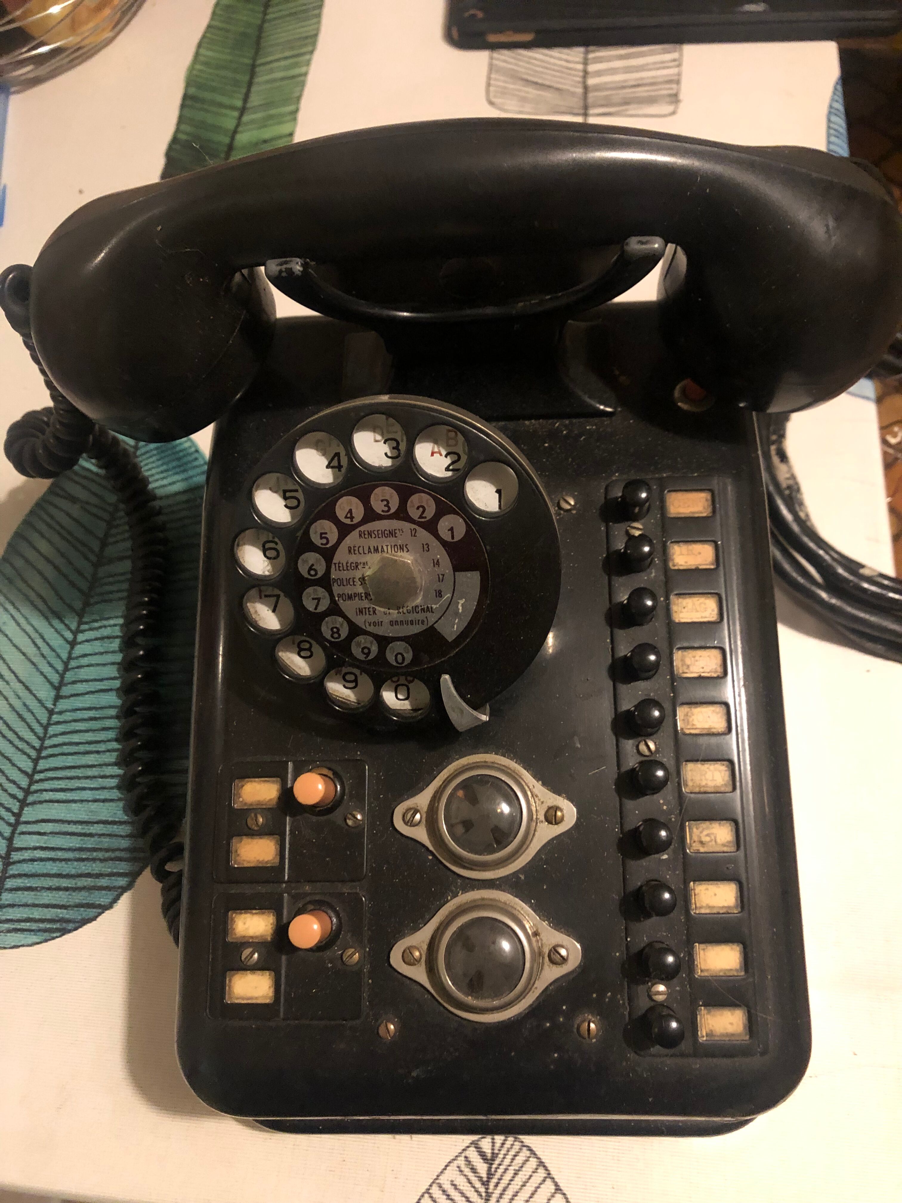 Téléphone ancien standard noir bakélite début XXe