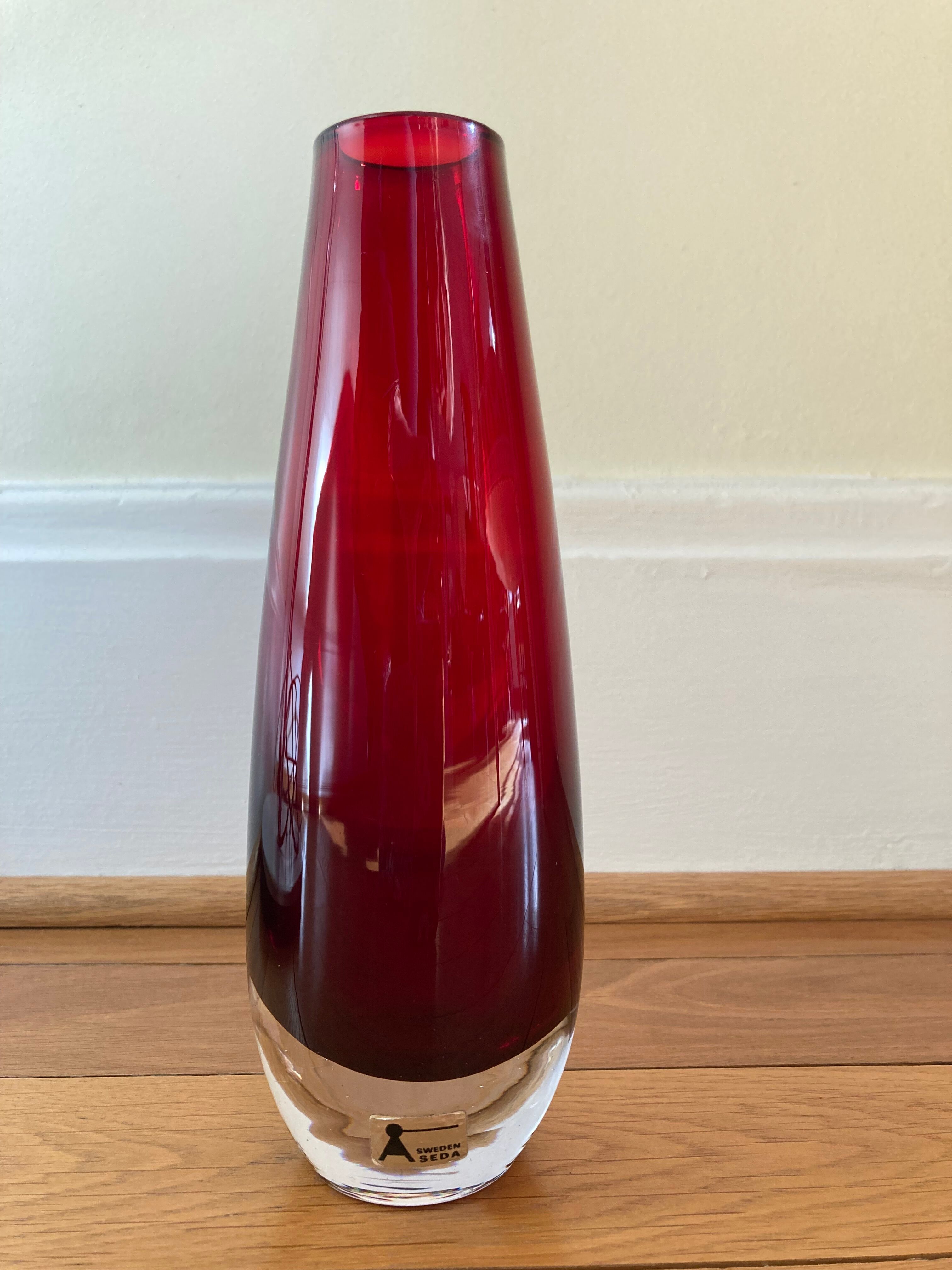 Vase scandinave verre rouge Sweden Seda