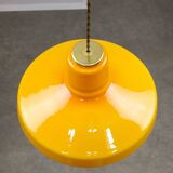 Lampe à suspension italienne du milieu du siècle en verre jaune et laiton