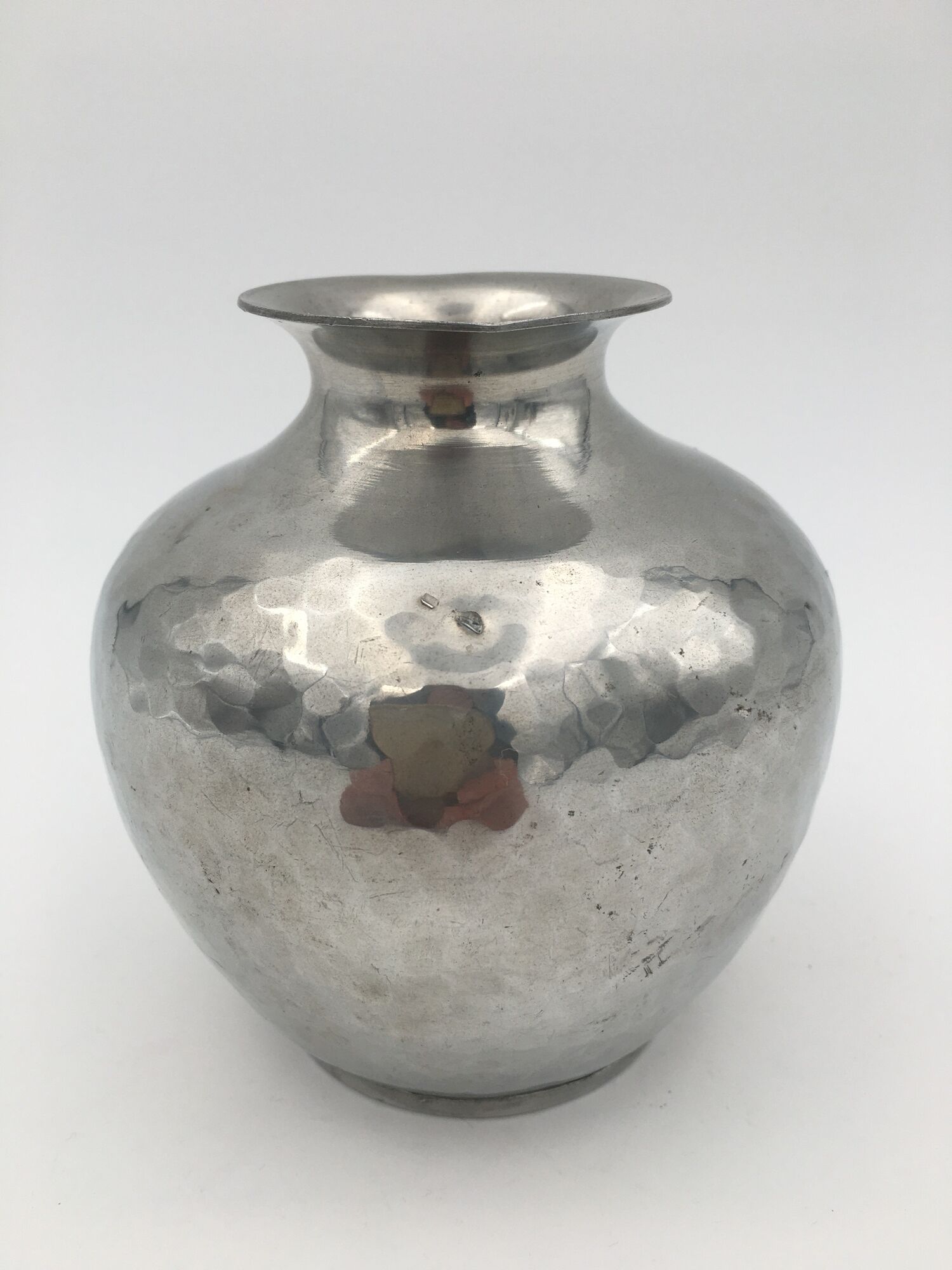 Vase ball in shiny hammered pewter, art deco, signed Chanal - 1910's
