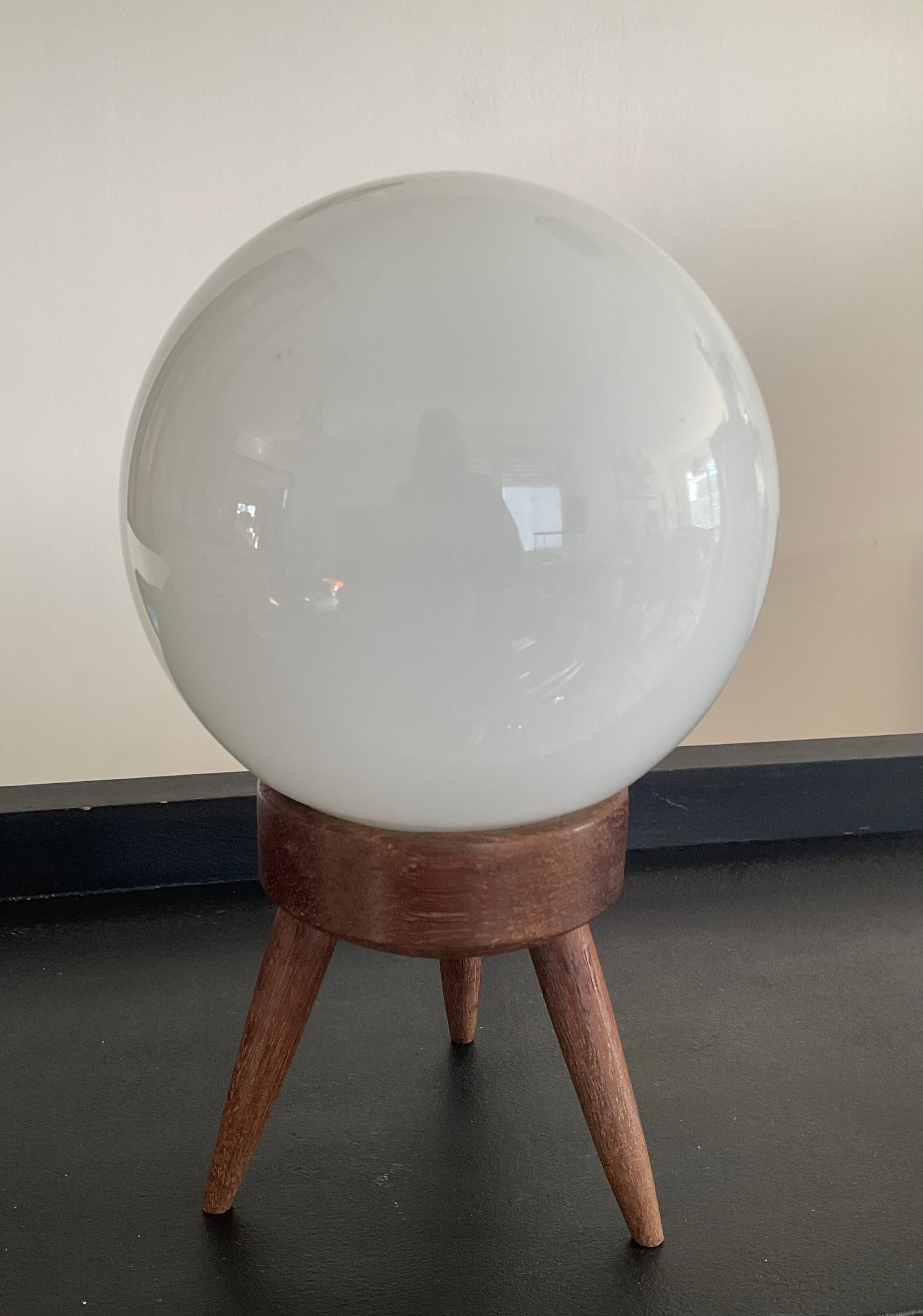 Scandinavian lamp tripod foot in teak and opaline globe 60s