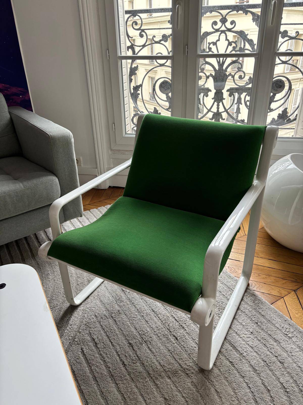 2 fauteuils verts + table basse moderniste