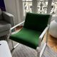 2 fauteuils verts + table basse moderniste