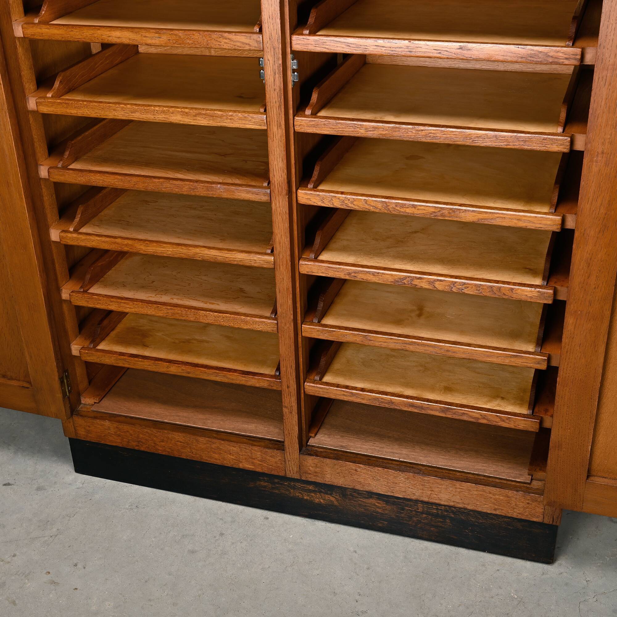 Cabinet d'archive en chêne moderniste, commode dans le style de l'École d'Amsterdam
