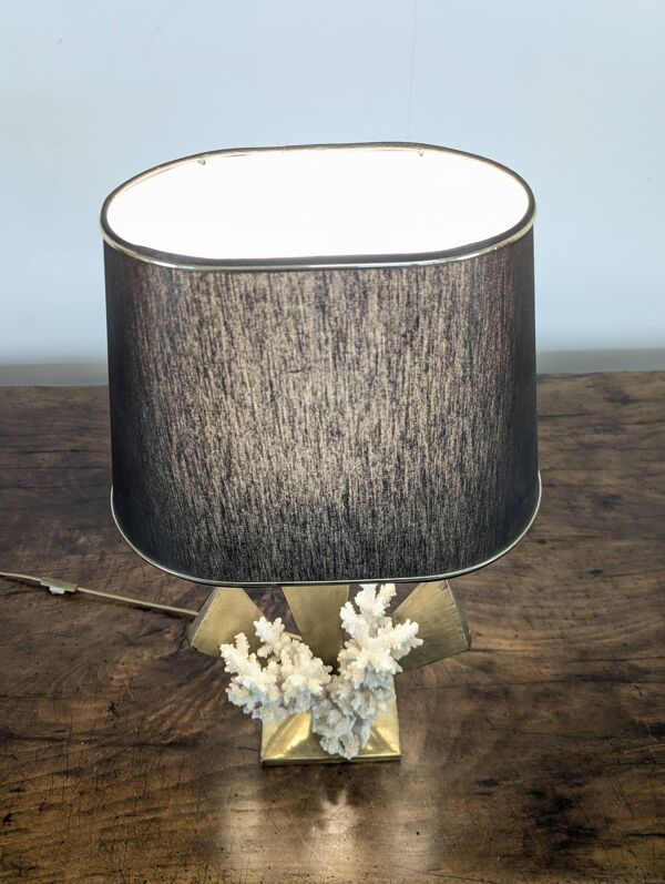 Lampe en laiton et corail de Christian Nowaczyk et Daniel Chassin