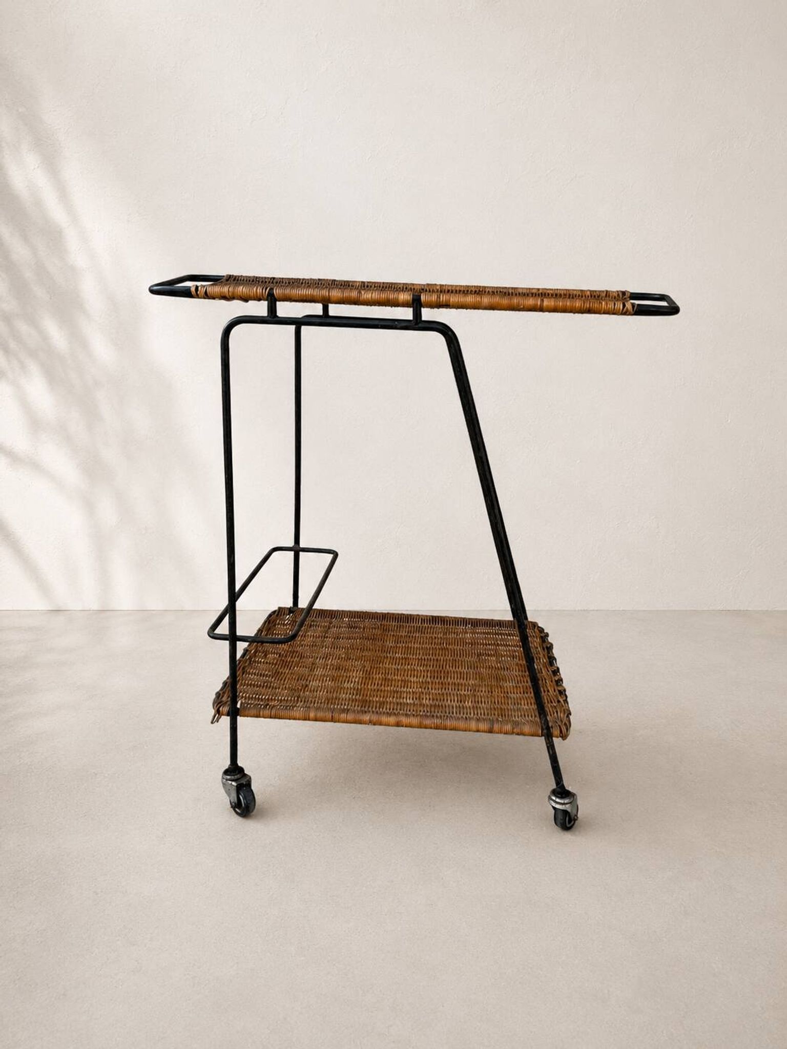 Vintage rolling dessert trolley in rattan and black metal – 1950s/60s