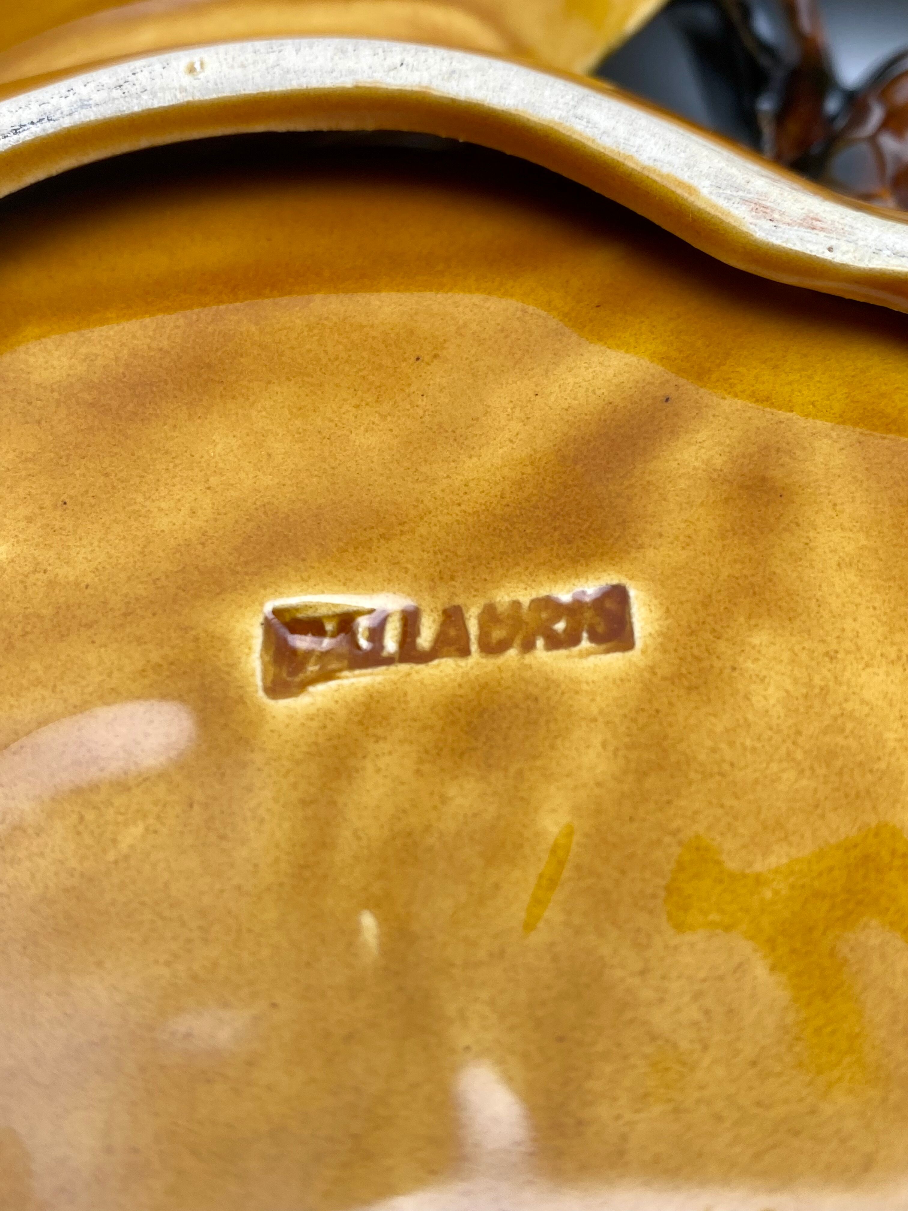 Compartmentalized plate in the shape of a Vallauris leaf