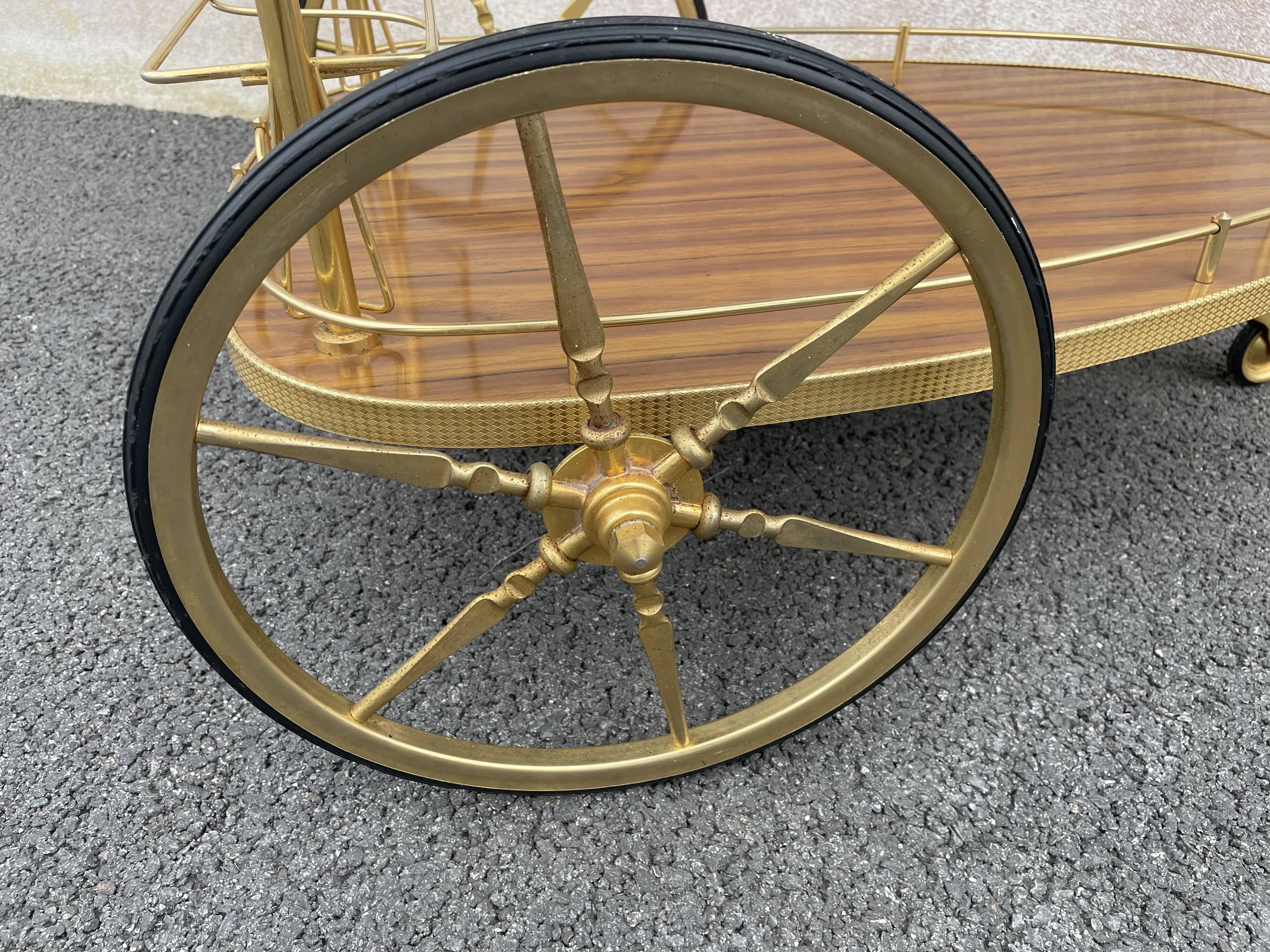 Desserte à roulettes dorée