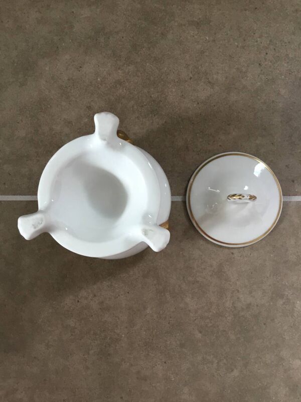 Pot couvert en porcelaine blanche