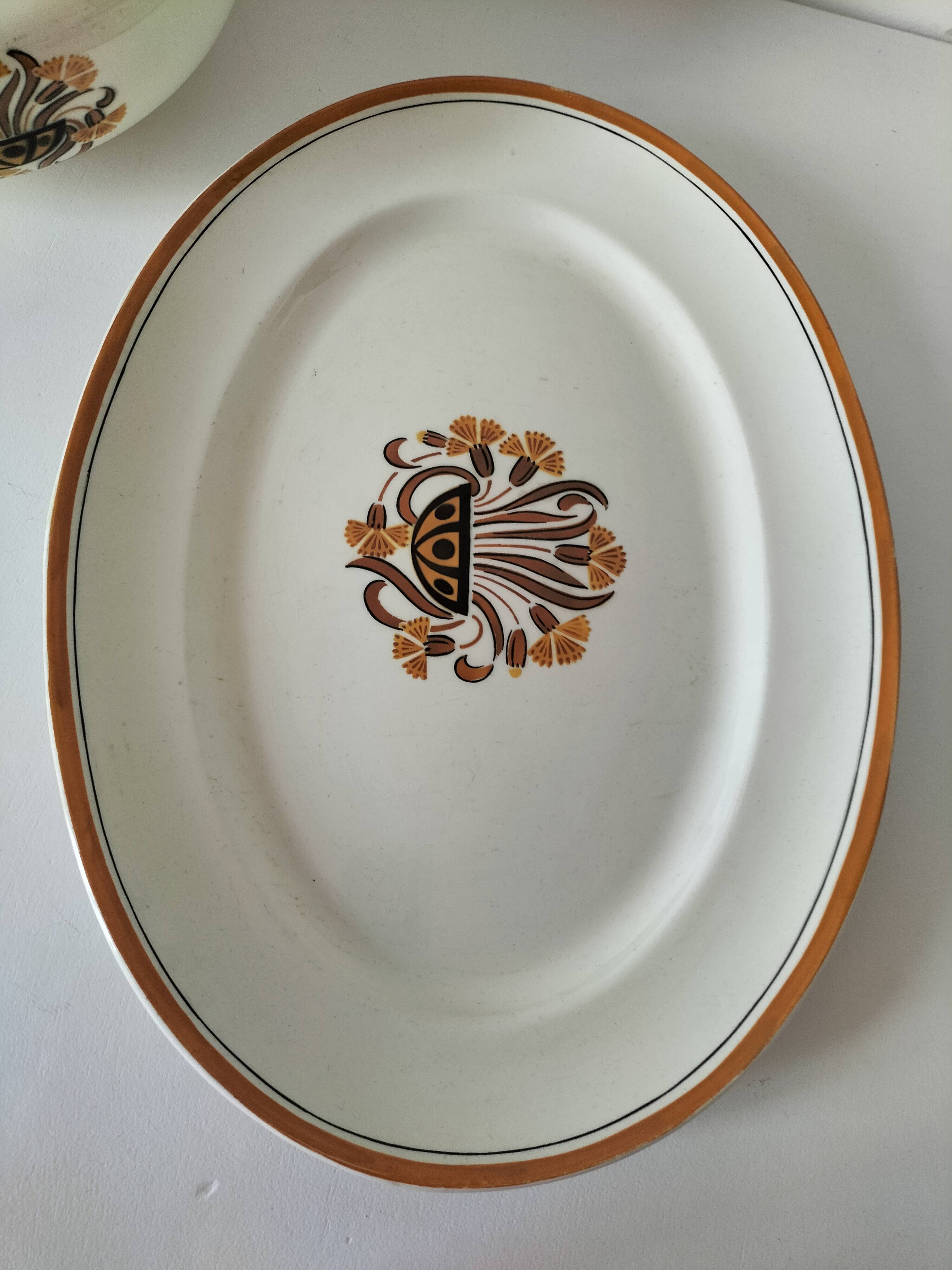 Pair of earthenware plates from Creil and Montereau, decorated with carnations, 1876-1920