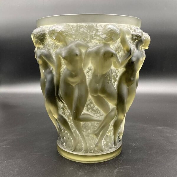 Un vase Bacchantes R. Lalique en verre patiné gris et blanc.