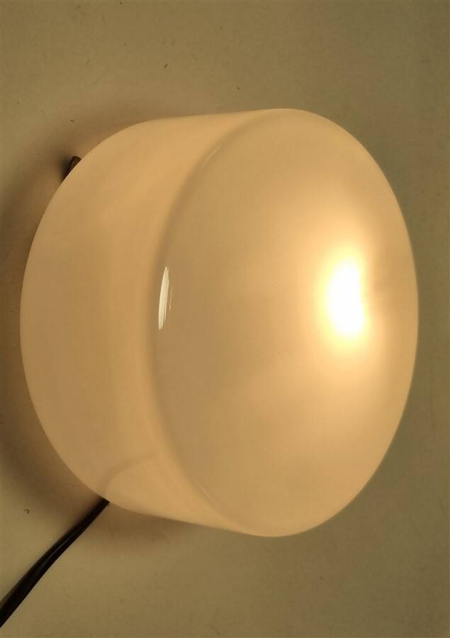 Ceiling light in white opal. Round-shaped light fixture, made of white glass, ut