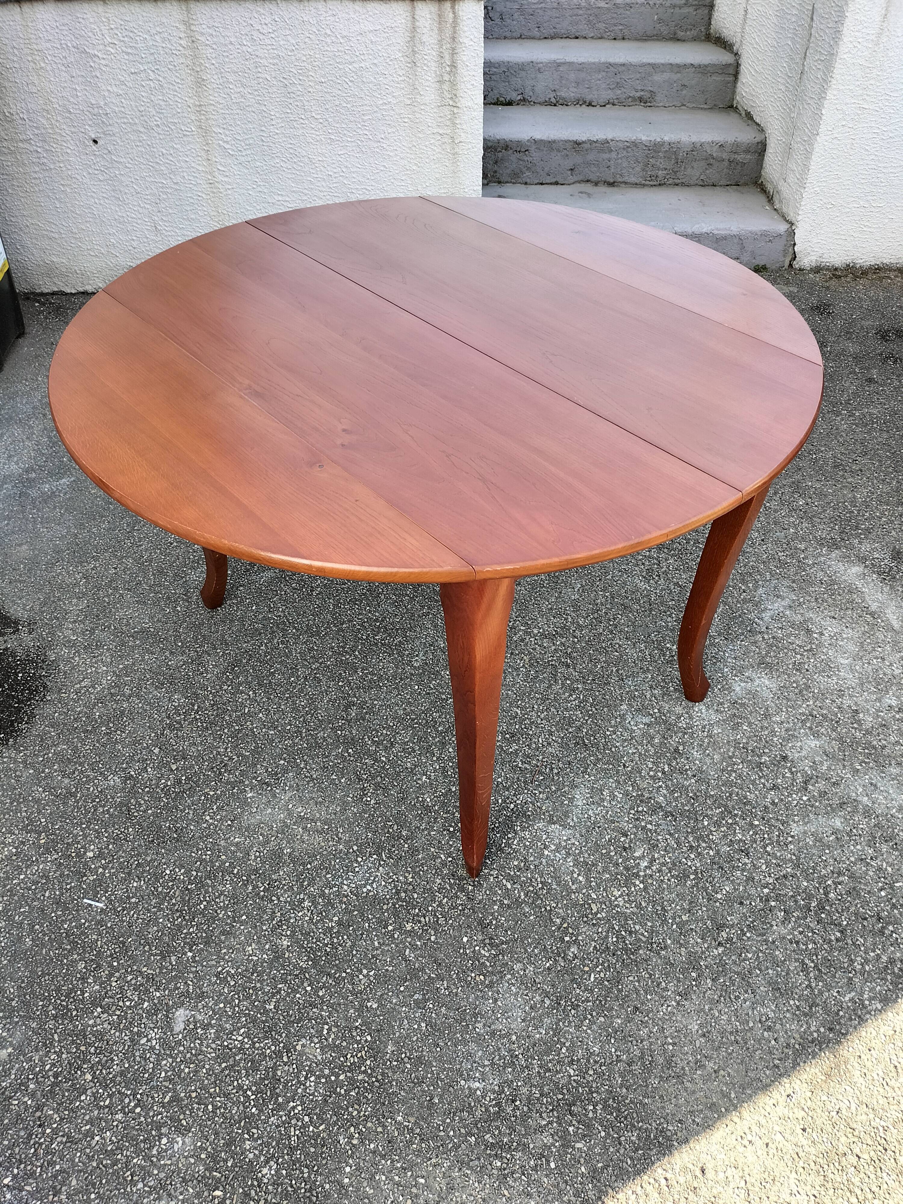 Round table in cherry wood