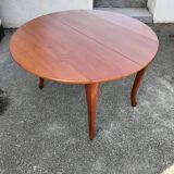 Round table in cherry wood