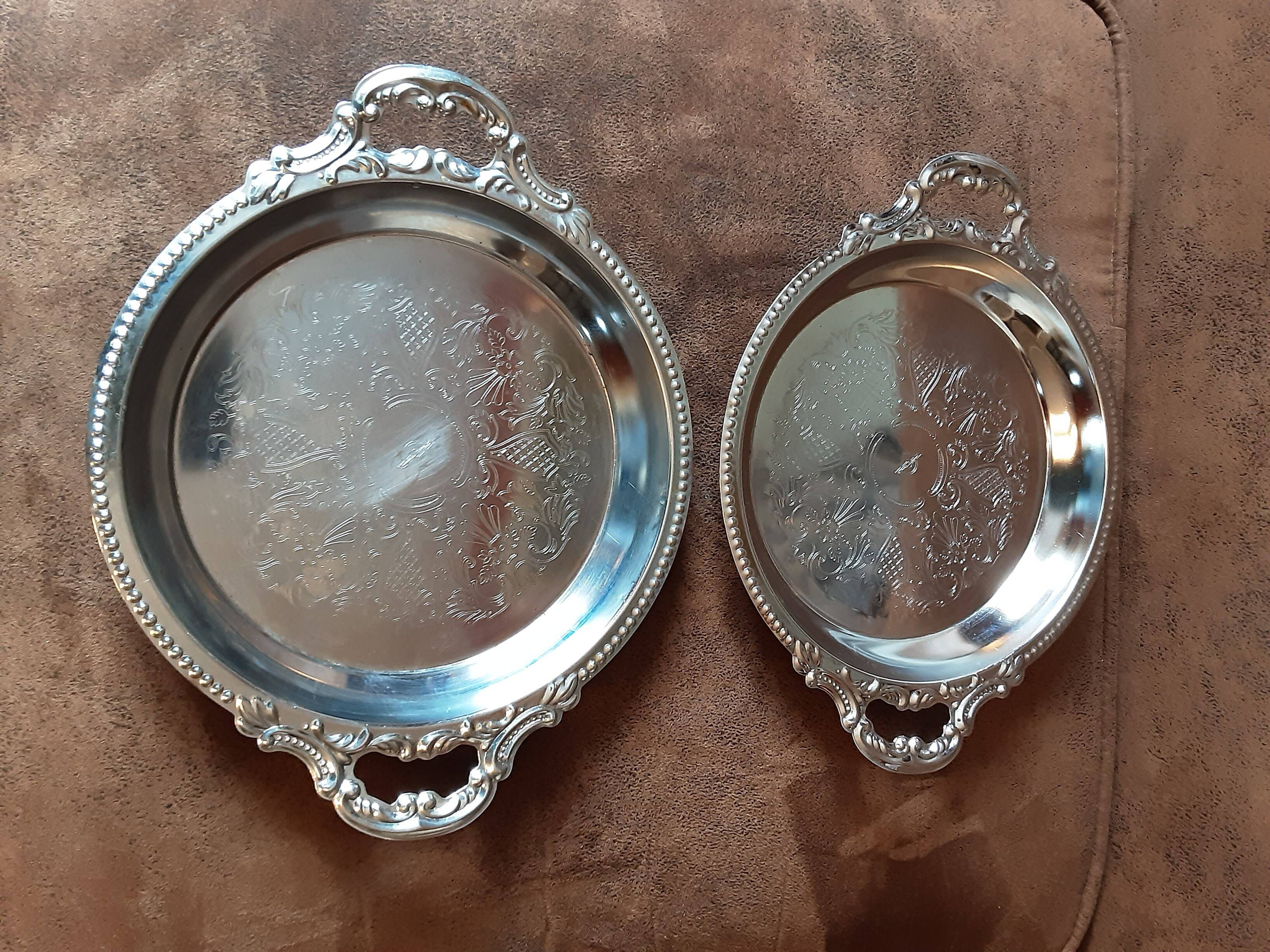 Set of 2 metal dishes
