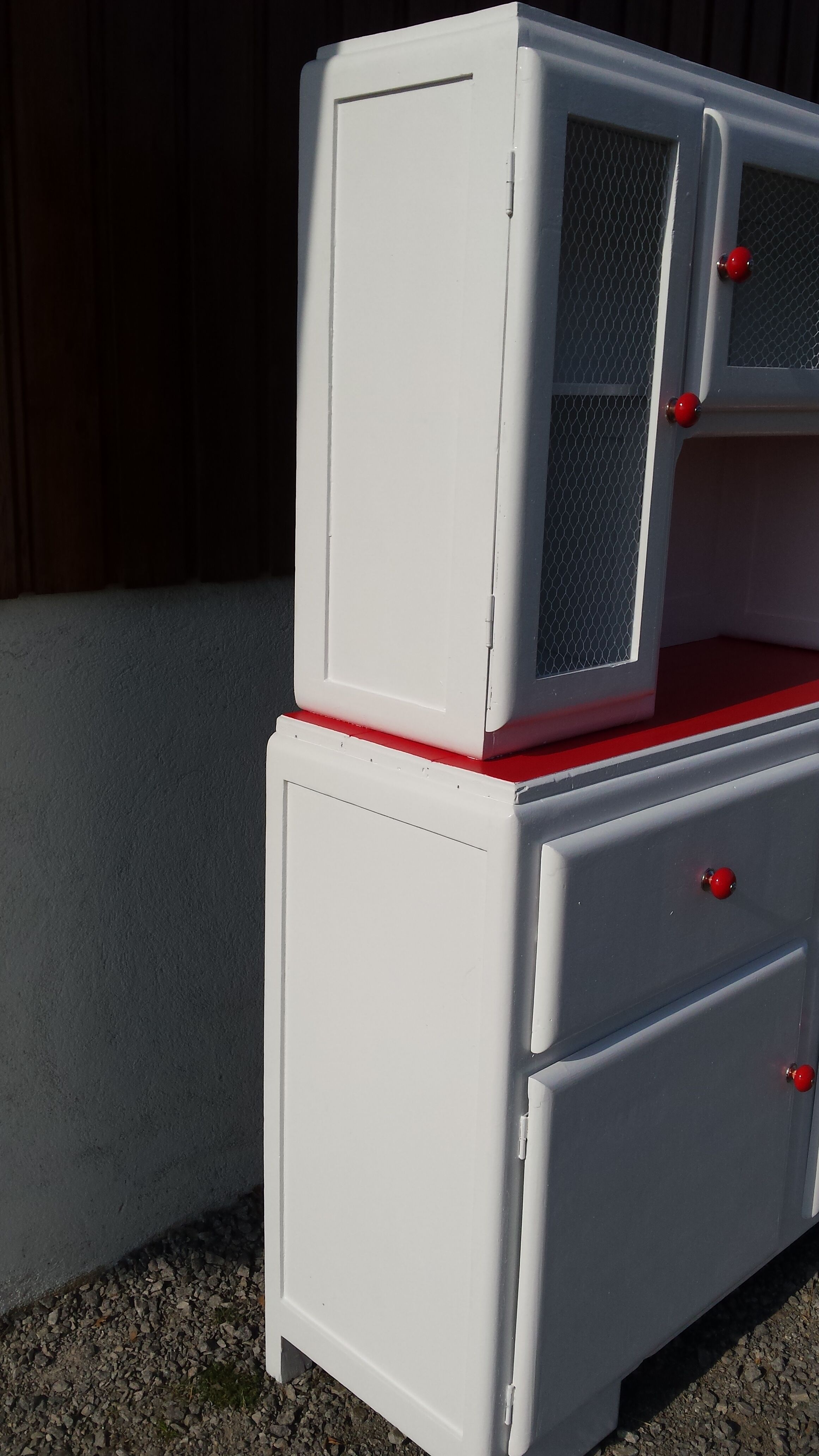 White mado buffet, red handles and tray, hen grill