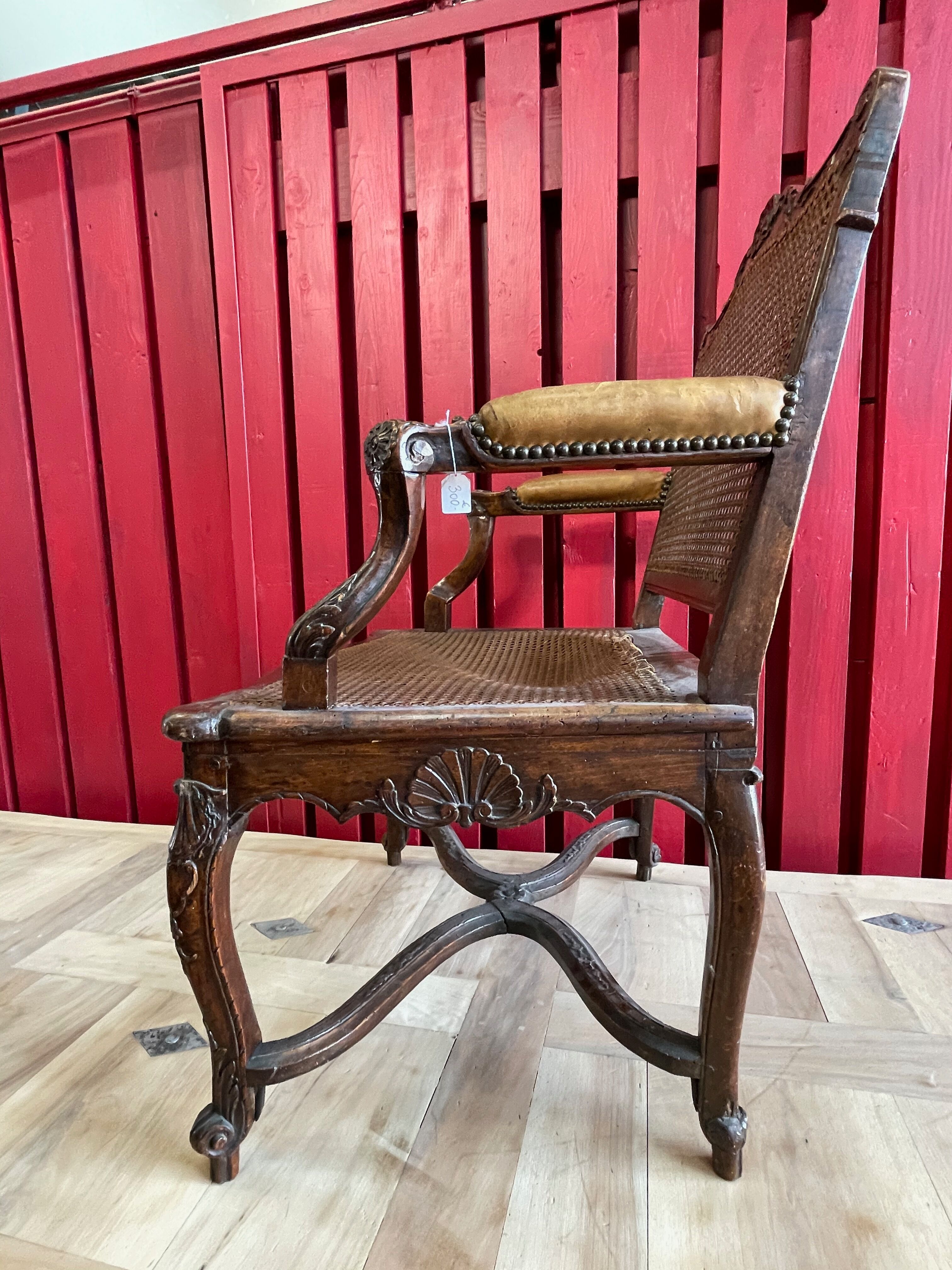 Fauteuil en noyer à fond de canne d'époque Régence début XVIIIème siècle