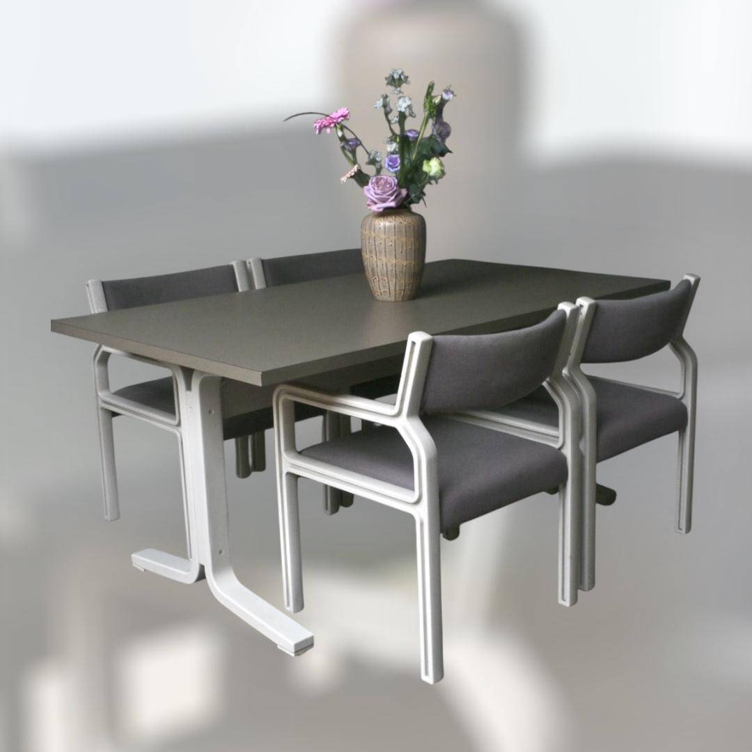 Dining table set and 4 dining chairs by Pierre Mennen for Pastoe.