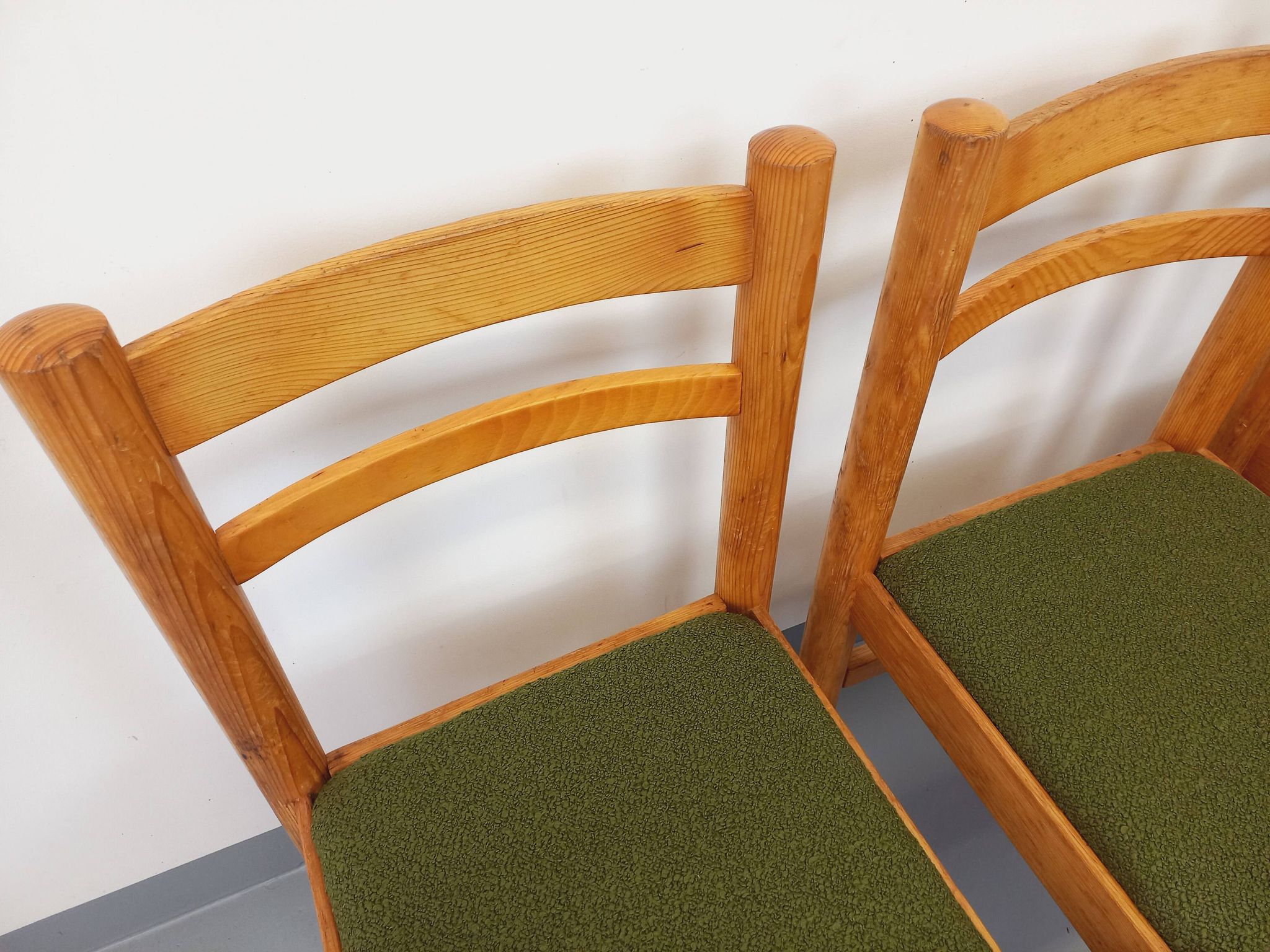 Set of 4 vintage chairs in pine and khaki green bouclette fabric from the 70s