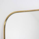 Miroir serti d’une baguette en laiton doré. Années 1970.