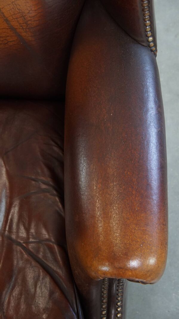 Fauteuil à oreilles en peau de mouton foncée de style anglais