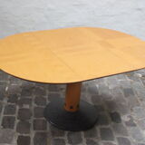 Postmodern round extendable dining table by Arnold Merckx for Arco, The Netherlands 1980s.