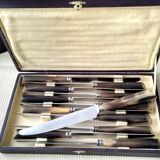 Set of 12 table knives with bovine horn, silver-plated metal and stainless steel.