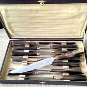 Box of 12 table knives with horn handles, silver-plated metal and stainless steel.
