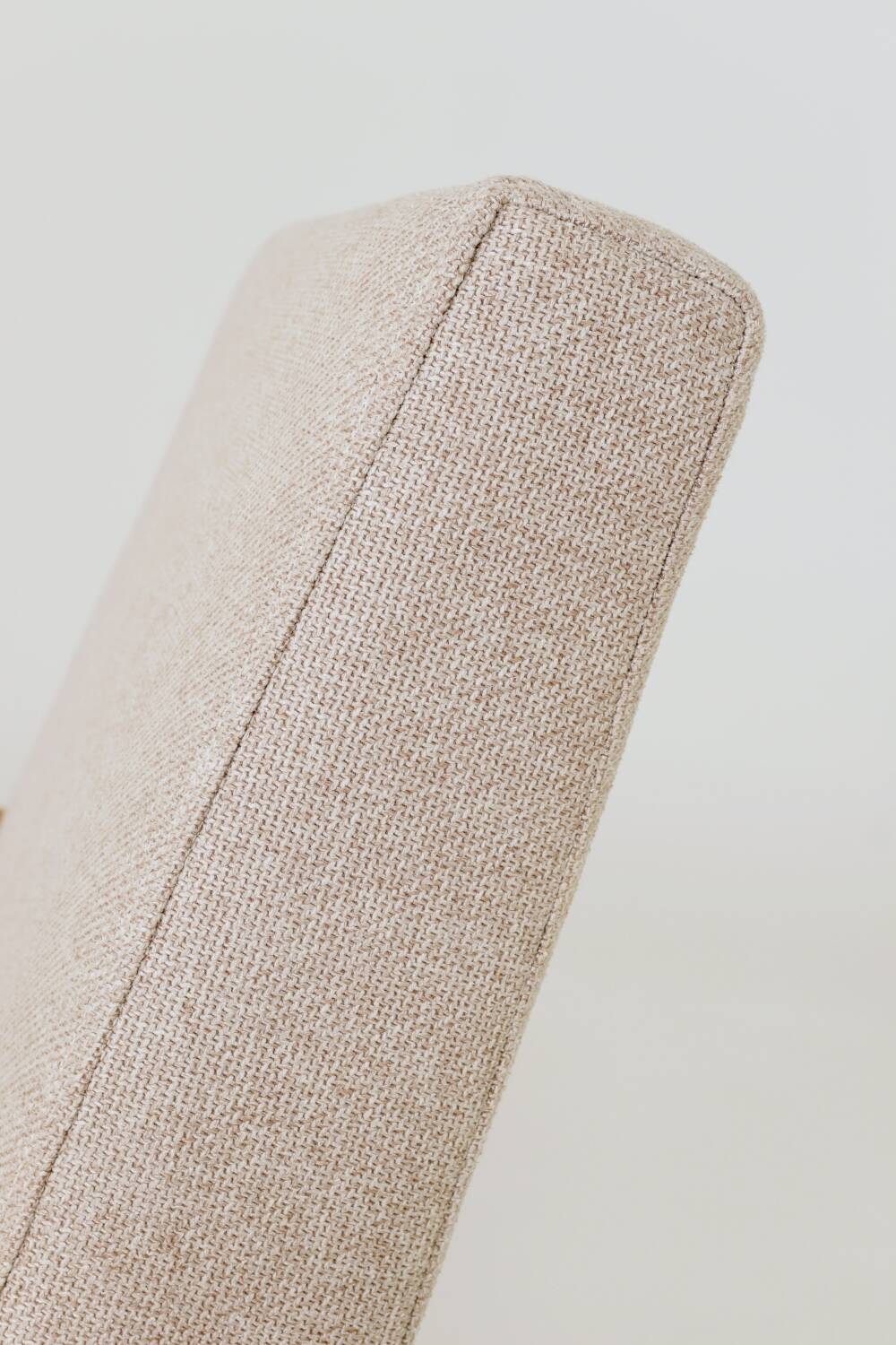 Fauteuil scandinave tressé beige, design classique