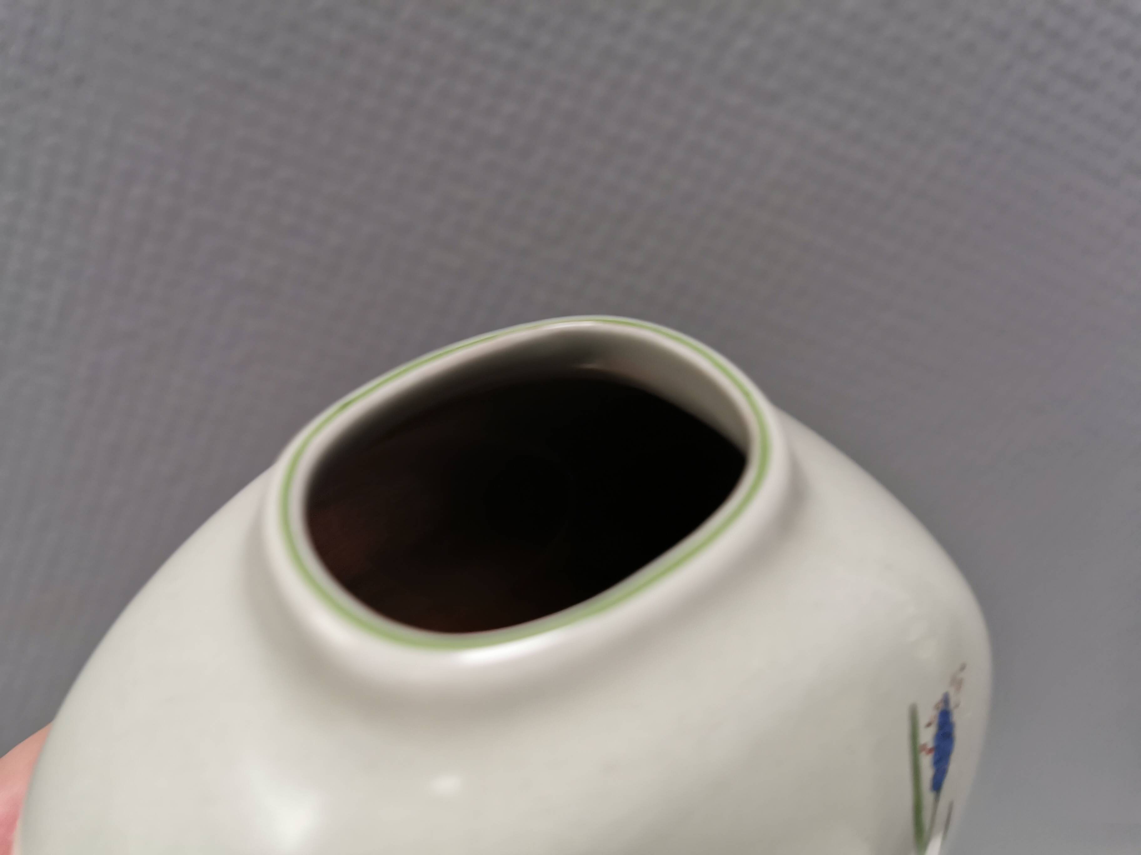 Vase conçue par Johannes Hansen (JH) pour Knabstrup, Danemark, dans les années 1960.