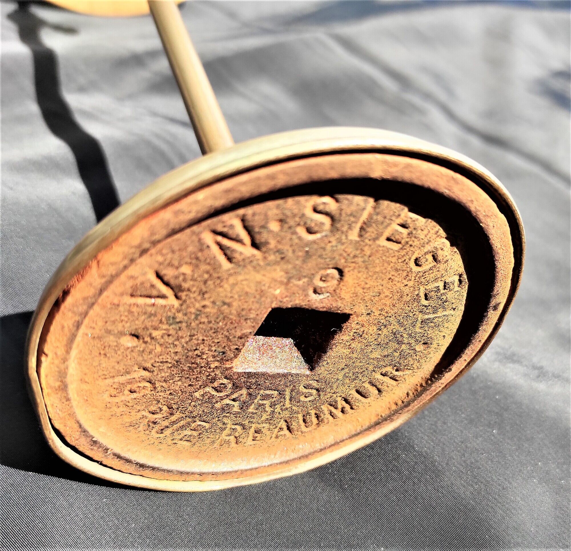 Adjustable hat holder of the brand Siegel Paris 1900/1950 with its chrome foot