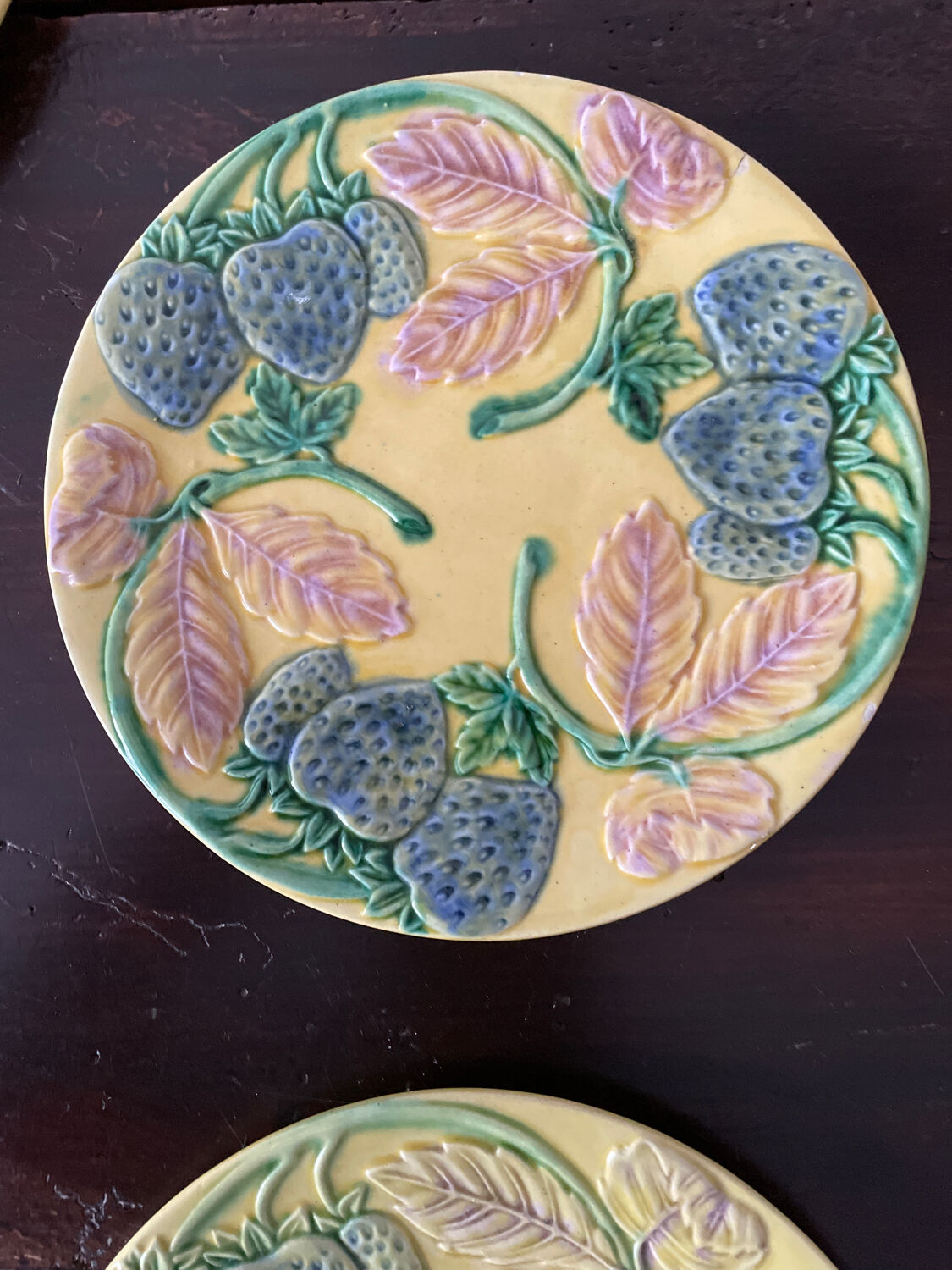 Set de 6 assiettes en barbotine vers 1930