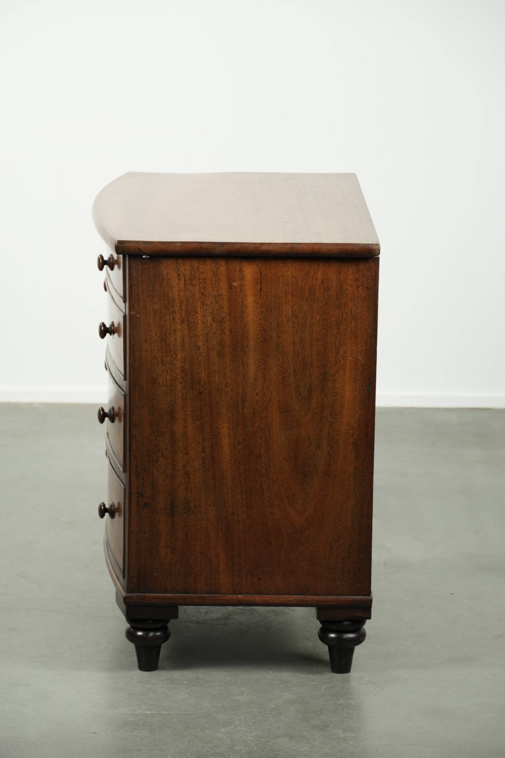 Commode anglaise du 19e siècle en taille subtile et unique.