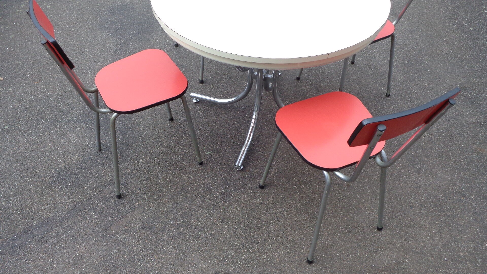 Kitchen table & its 4 chairs