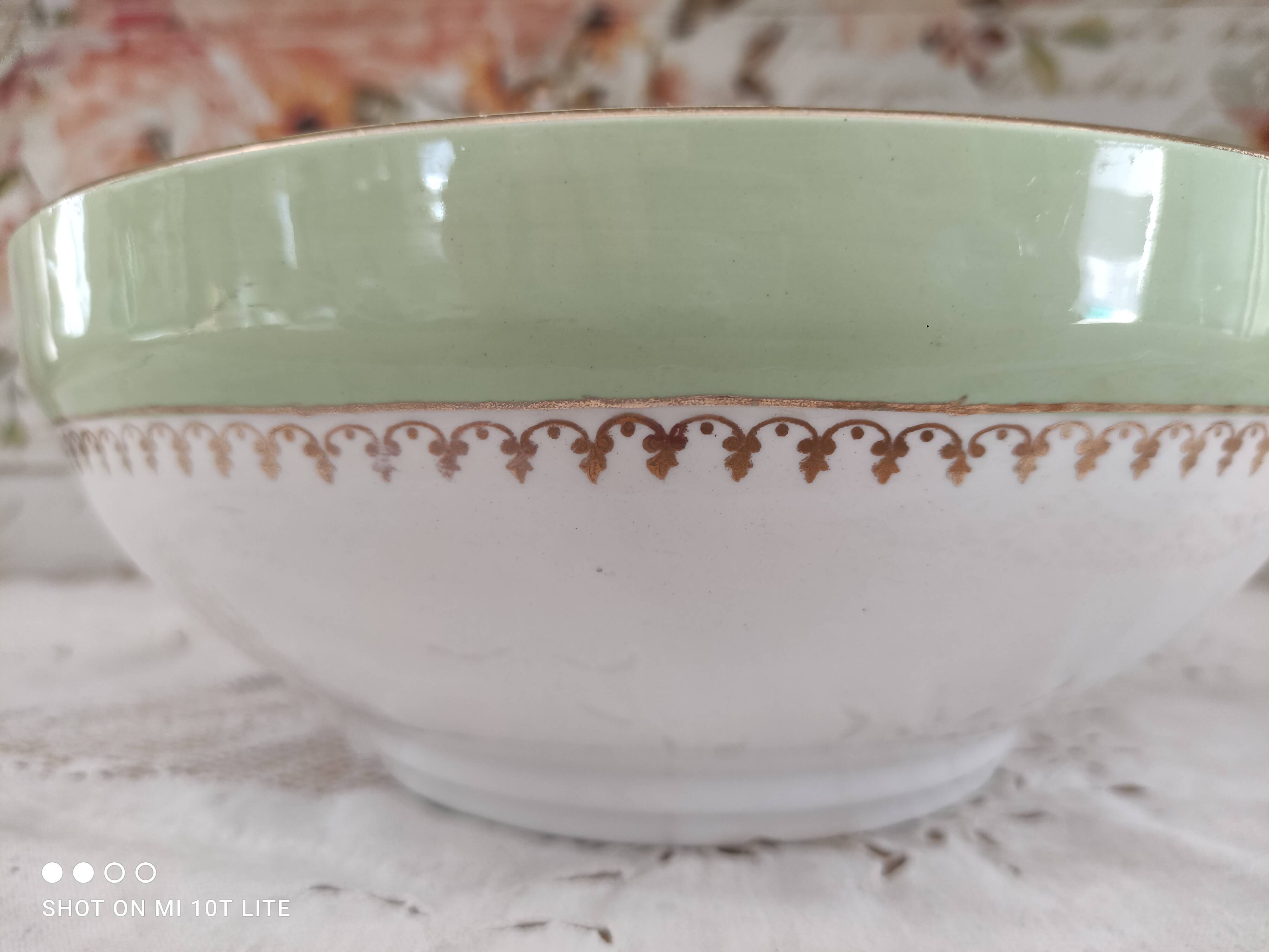 Aqua green salad bowl with golden frieze L'Amandinoise