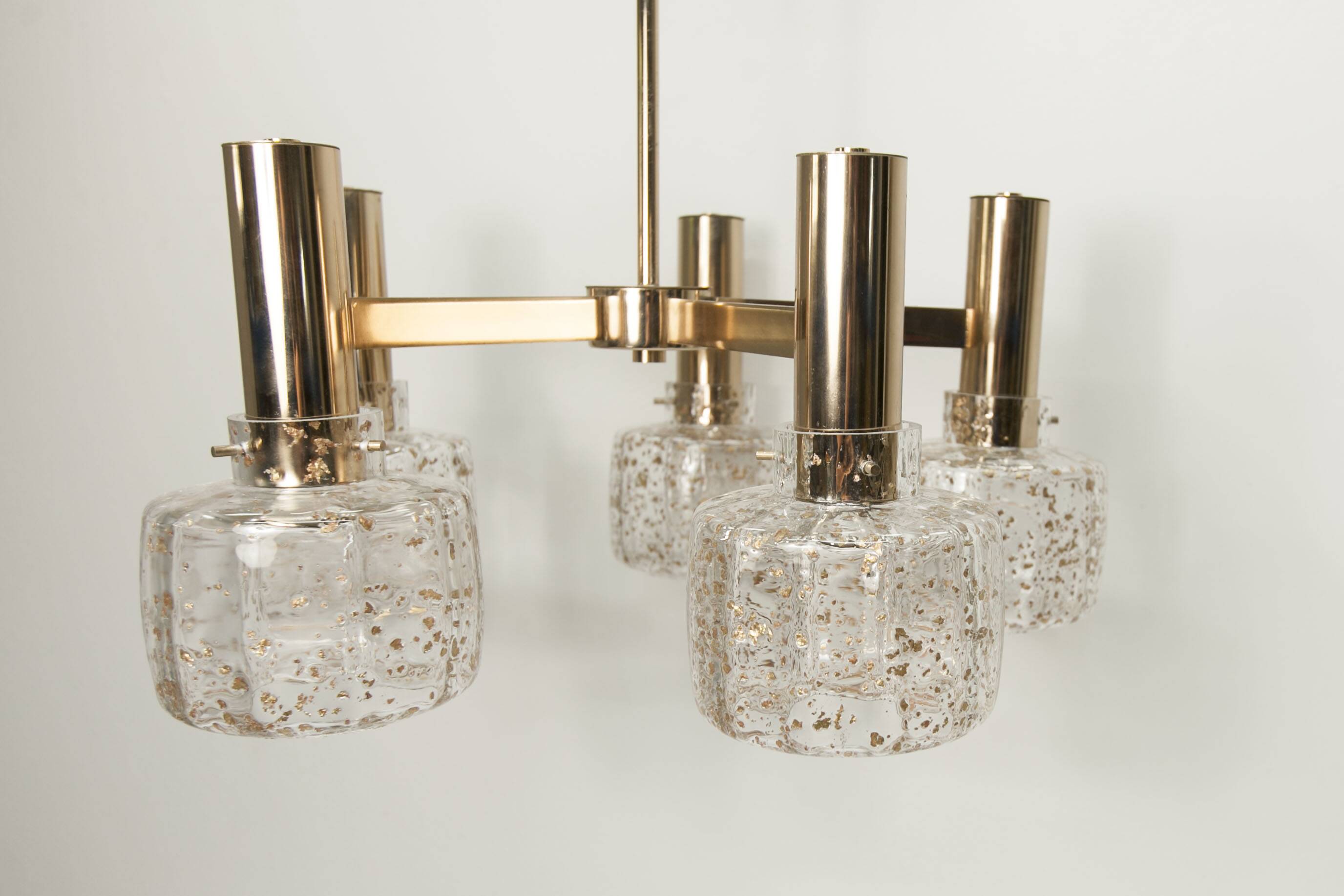Lustre 5 branches doré et verre soufflé à paillettes dorées 1960
