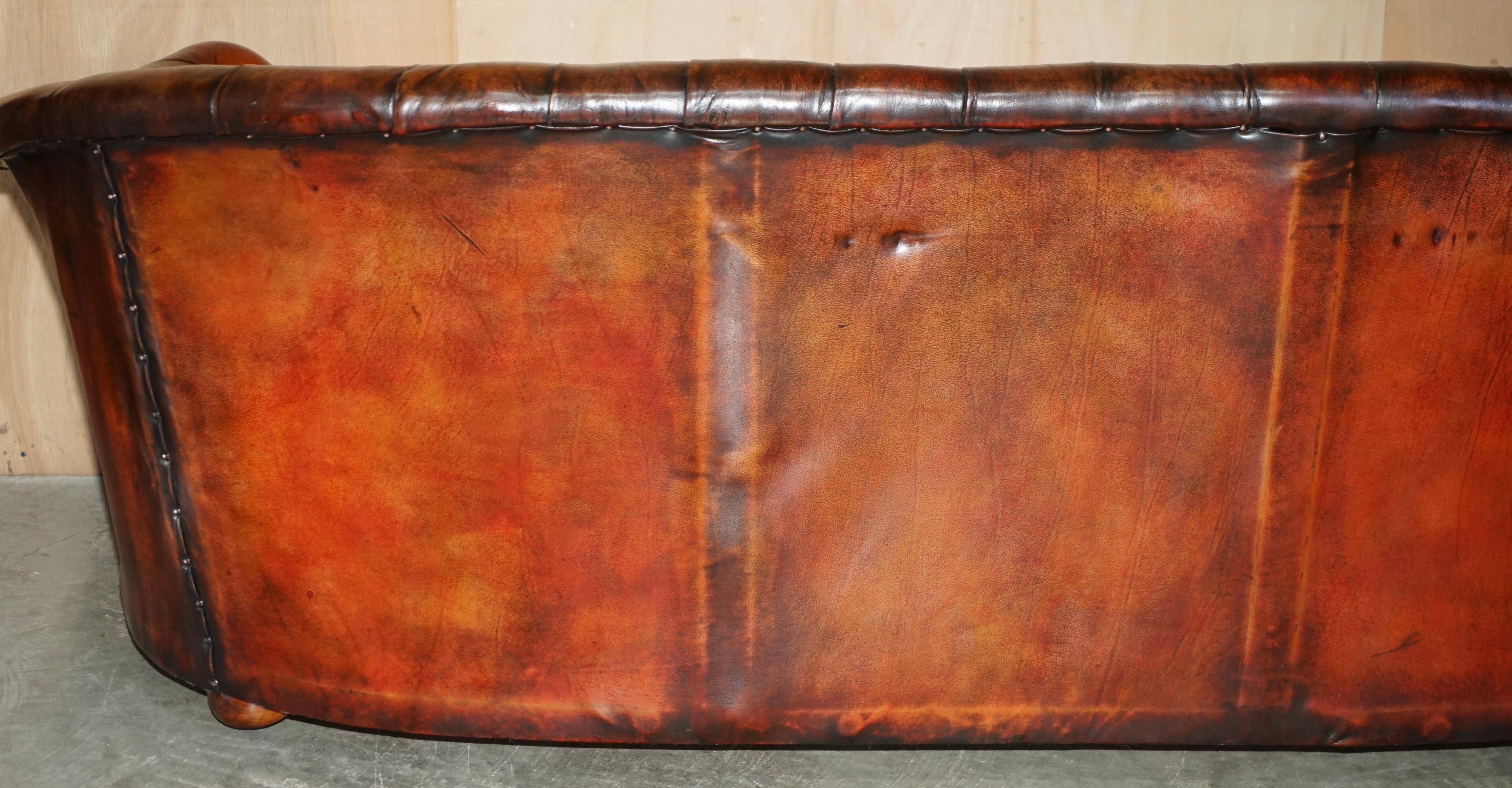 Curved Chesterfield canapé in hand-dyed vintage leather, fully restored.