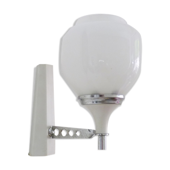 Vintage scandinavian wall lamp in white and chrome metal and globe in white opaline. year 70